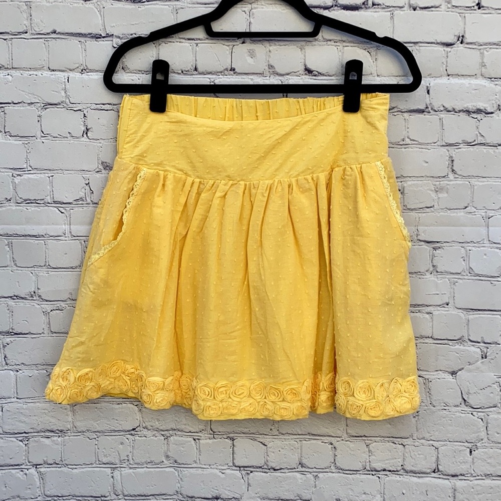 ❤️ NWT Yellow Swiss Dot Skirt w Lace Details and Pockets ❤️